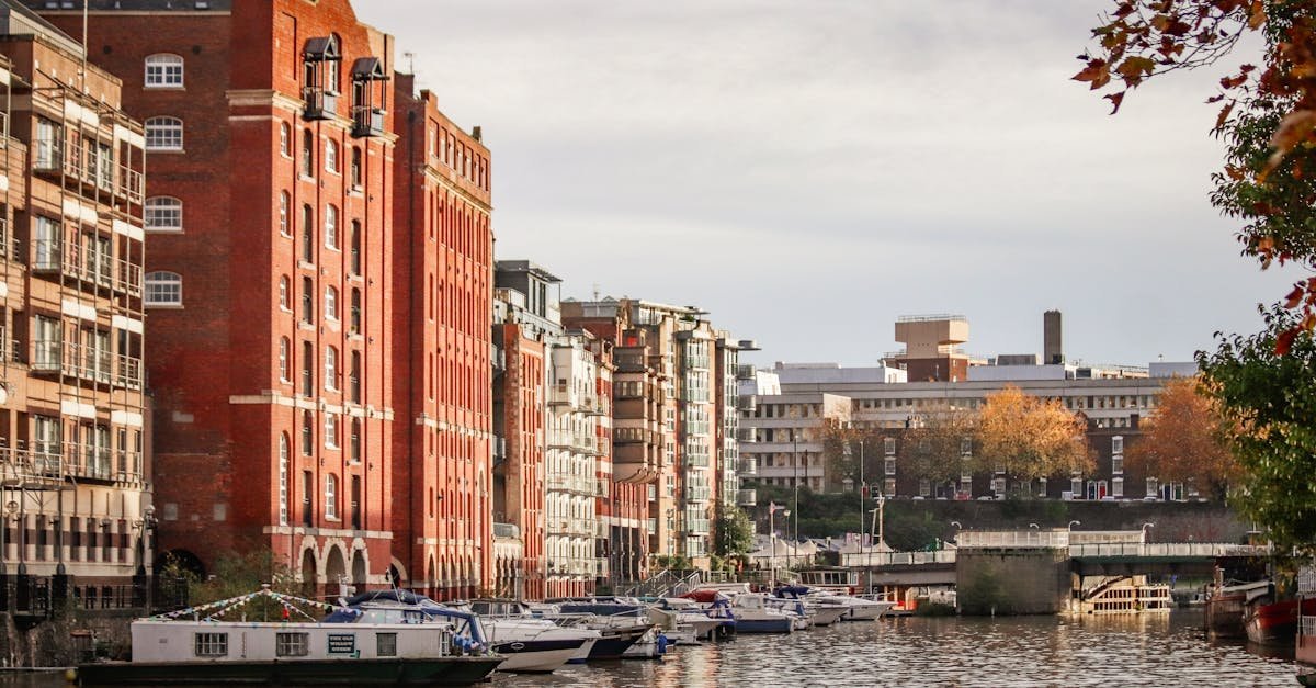 découvrez bristol, ville animée d'angleterre, entre histoire et modernité, avec ses musées, son street art et sa scène artistique dynamique.