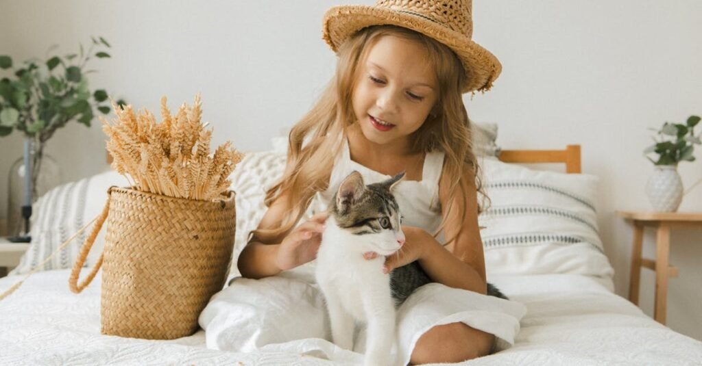 découvrez comment introduire un chat dans un foyer avec des enfants et favoriser une cohabitation harmonieuse. conseils et astuces pour préparer l'arrivée du chat et garantir la sécurité et le bien-être des enfants.